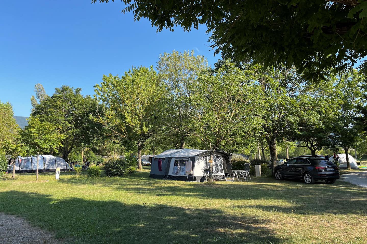 Camping Les Tuillères - Standplätze im Schatten der Bäume