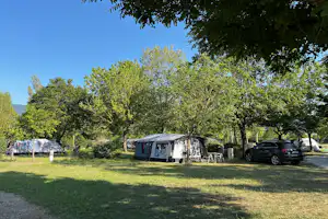 Camping Les Tuillères - Standplätze im Schatten der Bäume