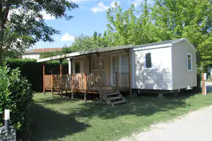 Camping Les Ulèzes - Mobilheim mit Terrasse auf dem Campingplatz