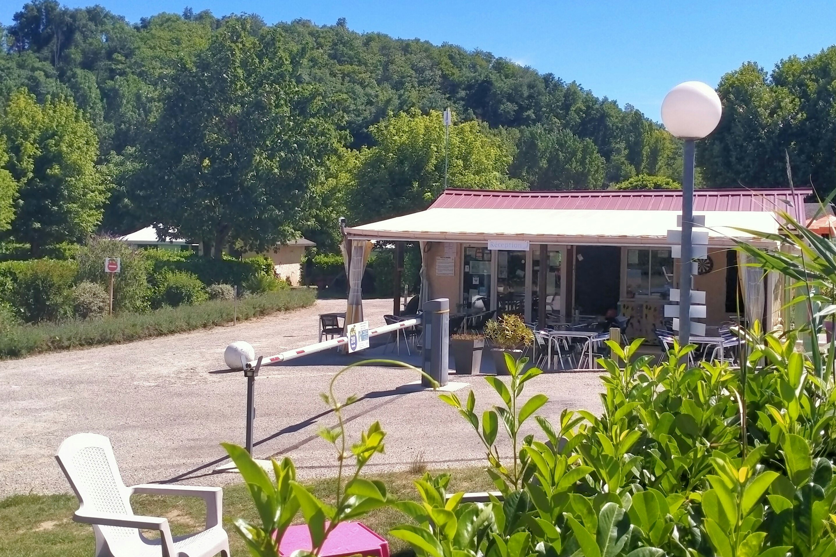 Camping Les Ulèzes - Blick auf den Campingplatz mit Snackbar