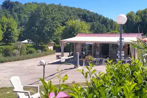 Camping Les Ulèzes - Blick auf den Campingplatz mit Snackbar