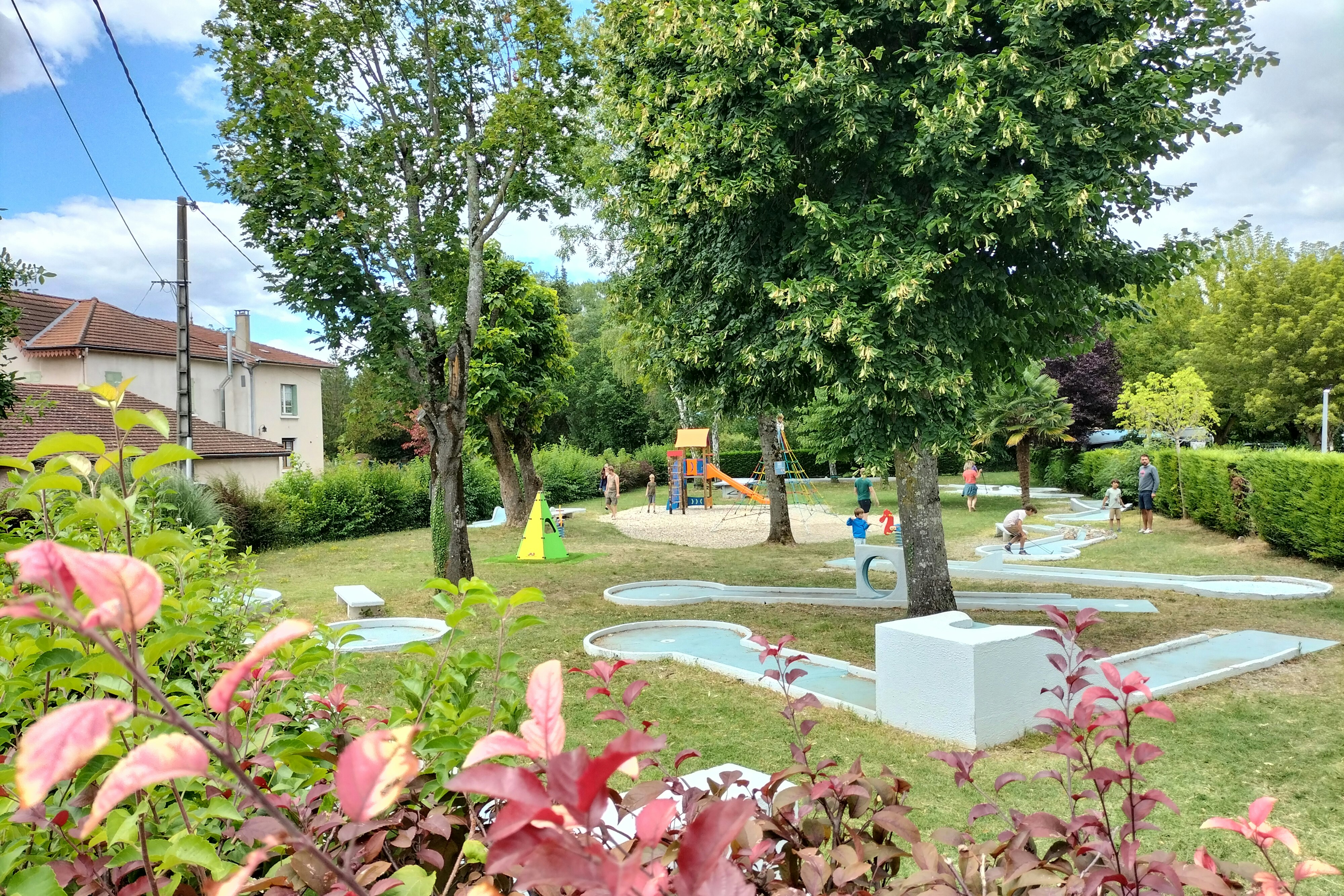 Camping Les Ulèzes - Minigolfanlage und Kinderspielplatz auf dem Campingplatz