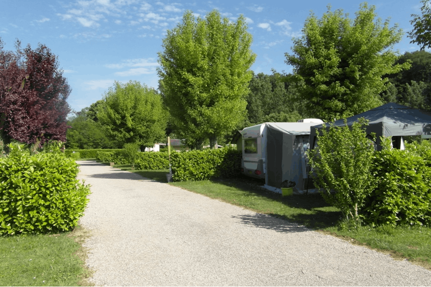 Camping Les Ulèzes - Stellplätze im Grünen auf dem Campingplatz