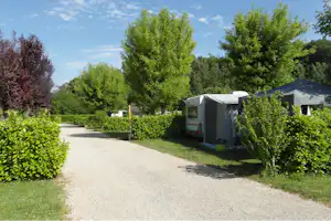Camping Les Ulèzes - Stellplätze im Grünen auf dem Campingplatz