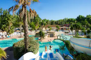 Camping Sandaya Les Vagues - Kinder auf der Wasserrutsche im Pool