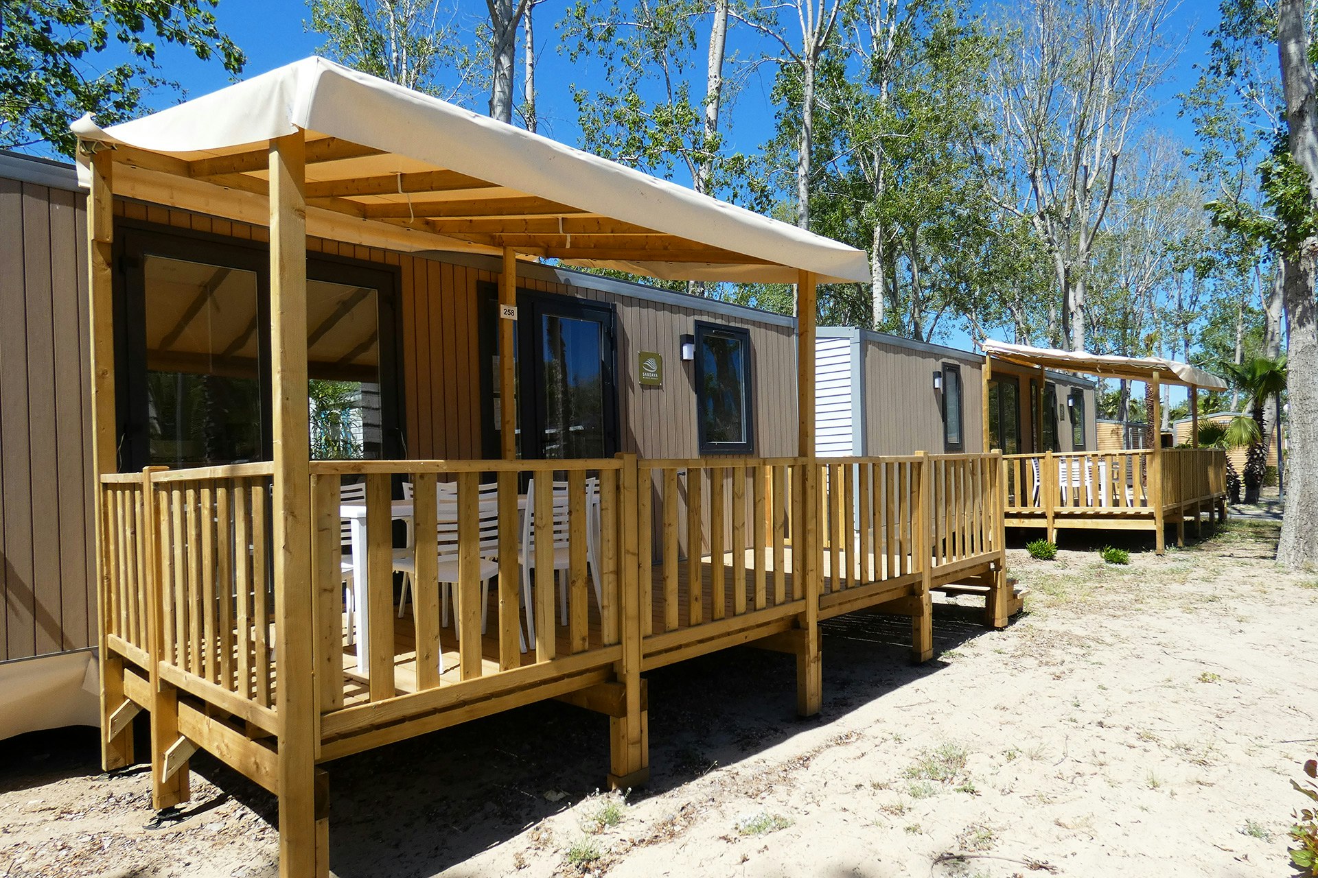 Camping Sandaya Les Vagues - Mobilheim mit Veranda auf dem Campingplatz