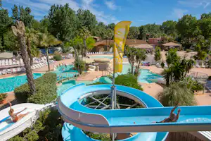 Camping Sandaya Les Vagues - Pool mit Liegestühlen und Sonnenschirmen auf dem Campingplatz