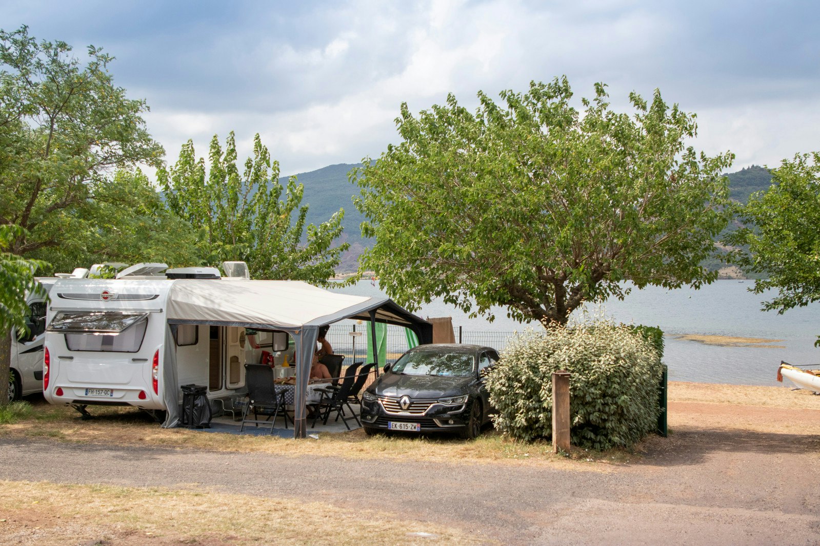 Camping les Vailhes - Standplatz in erster zum See und Badestarnd
