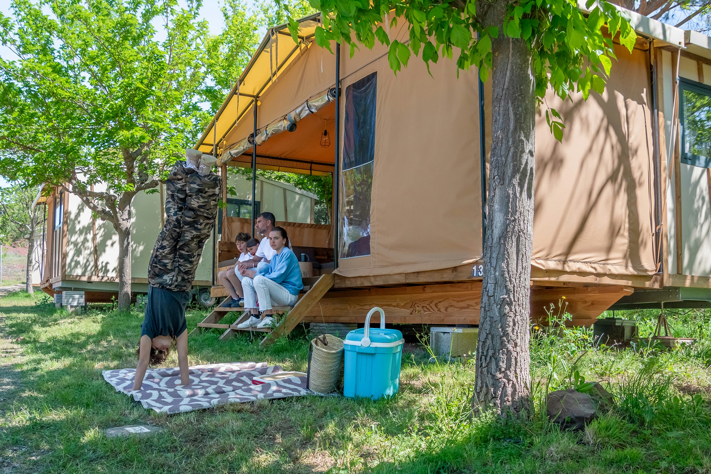 Onlycamp Les Vailhés  Camping Les Vailhés - Außenansicht Glamping-Zelt auf dem Campingplatz