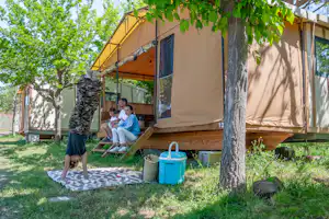 Onlycamp Les Vailhés Camping Les Vailhés - Außenansicht Glamping-Zelt auf dem Campingplatz