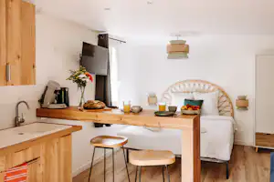 Slow Village Séveilles Camping Les Valades - Innenansicht eines Mobilheims mit Küche