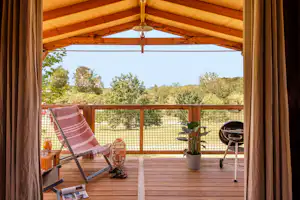 Slow Village Séveilles Camping Les Valades - Mobilheim mit Terrasse auf dem Campingplatz