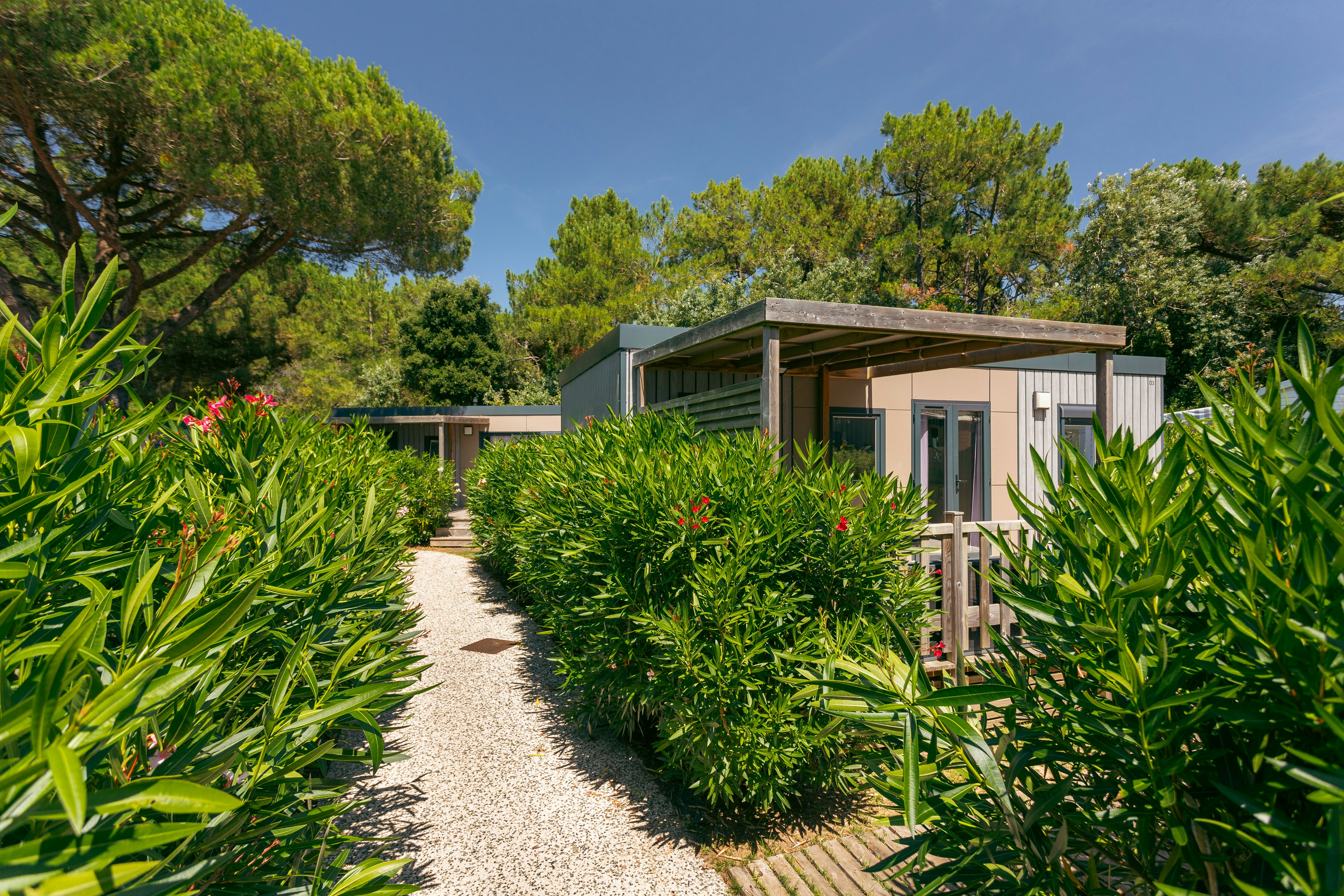 Camping Les Varennes  - Mobilheim mit Terrasse auf dem Campingplatz