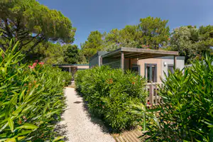 Camping Les Varennes - Mobilheim mit Terrasse auf dem Campingplatz