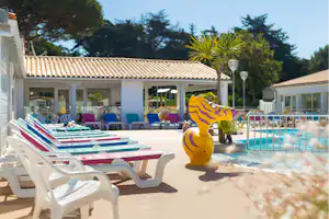 Camping Les Varennes - Pool im Freien mit Liegestühlen