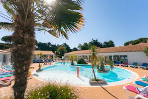 Camping Les Varennes - Freibad mit Kinderbecken auf dem Campingplatz