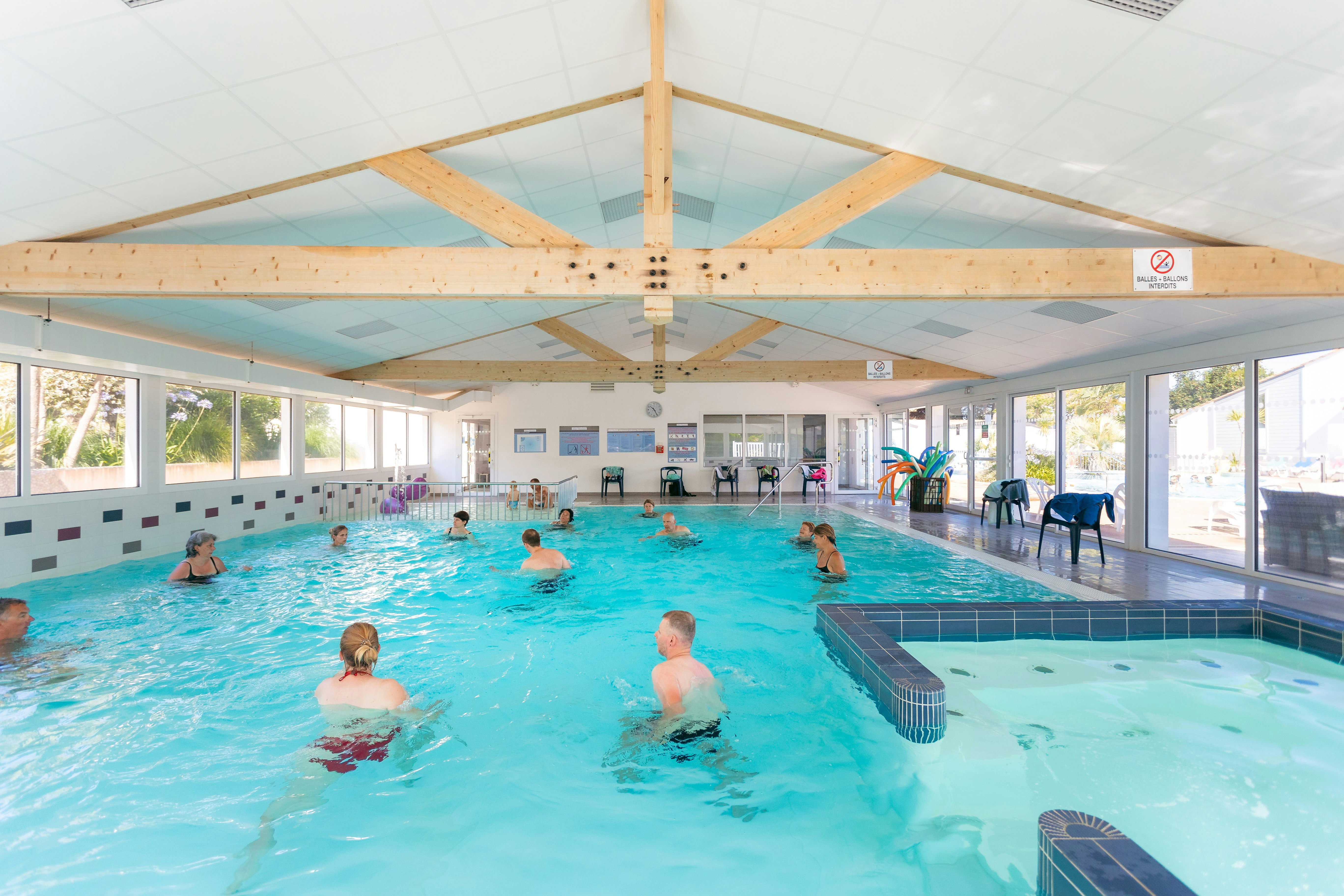 Camping Les Varennes - Hallenbad auf dem Campingplatz