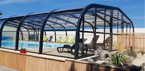 Camping Les Vergers de Squividan - Überdachter Pool auf dem Campingplatz