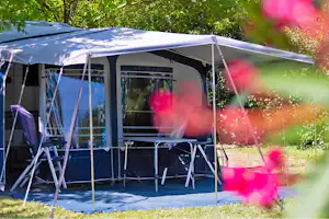 Camping Les Vergers de Squividan - Stellplatz in der blühenden Natur