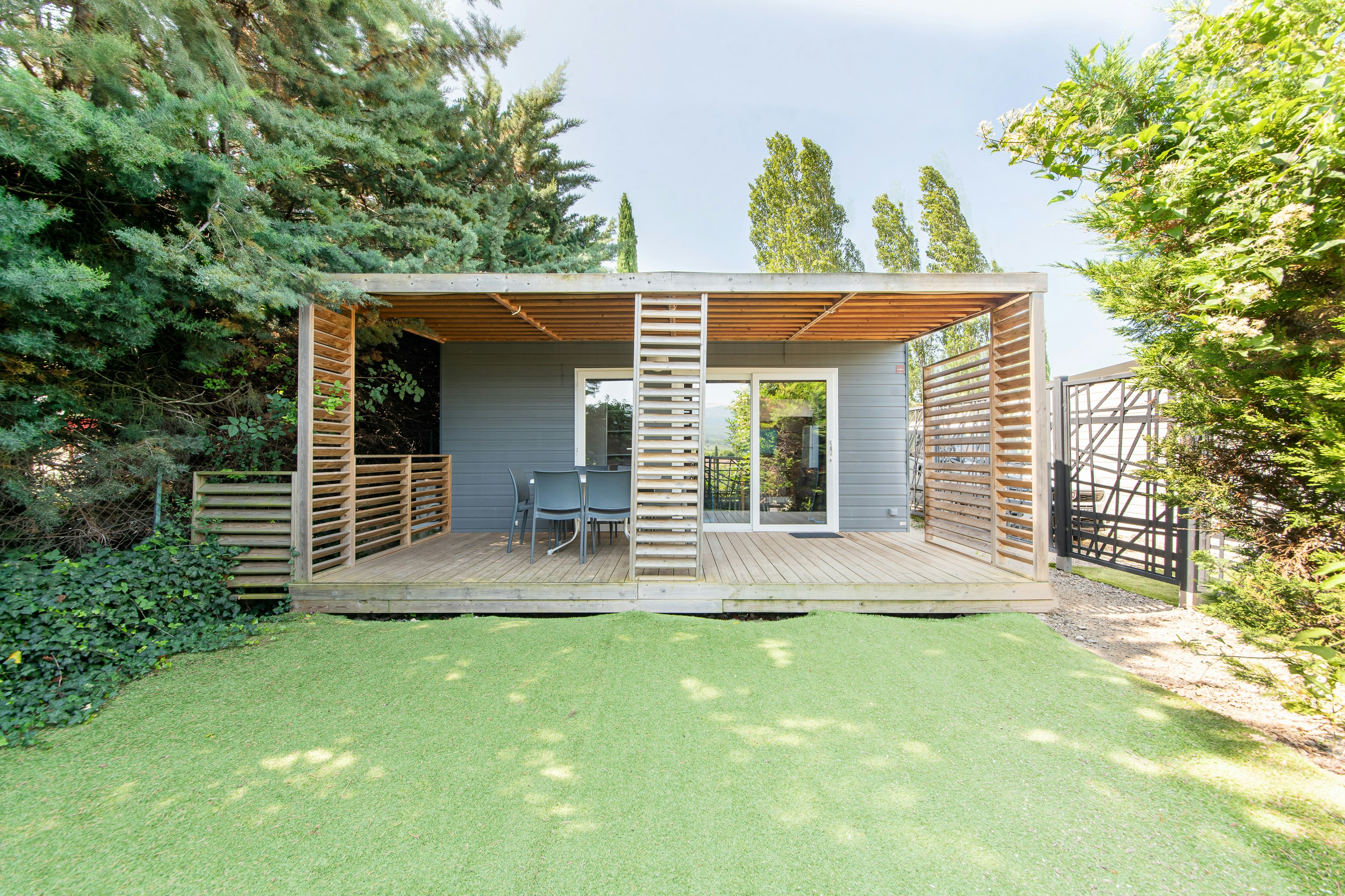 Camping Les Verguettes  - Mobilheim mit Terrasse auf dem Campingplatz