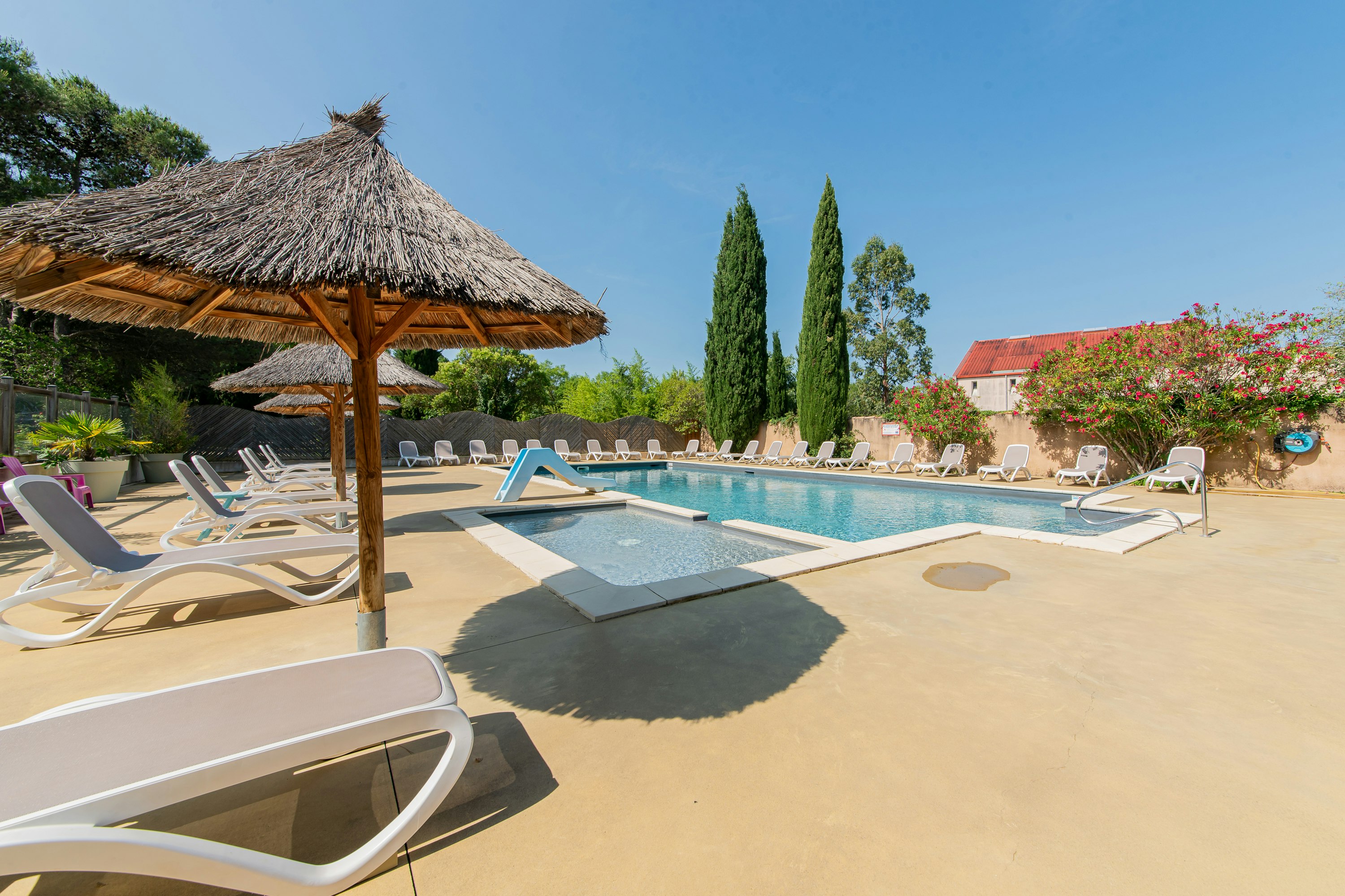Camping Les Verguettes  - Pool im Freien mit Liegestühlen und Sonnenschirmen