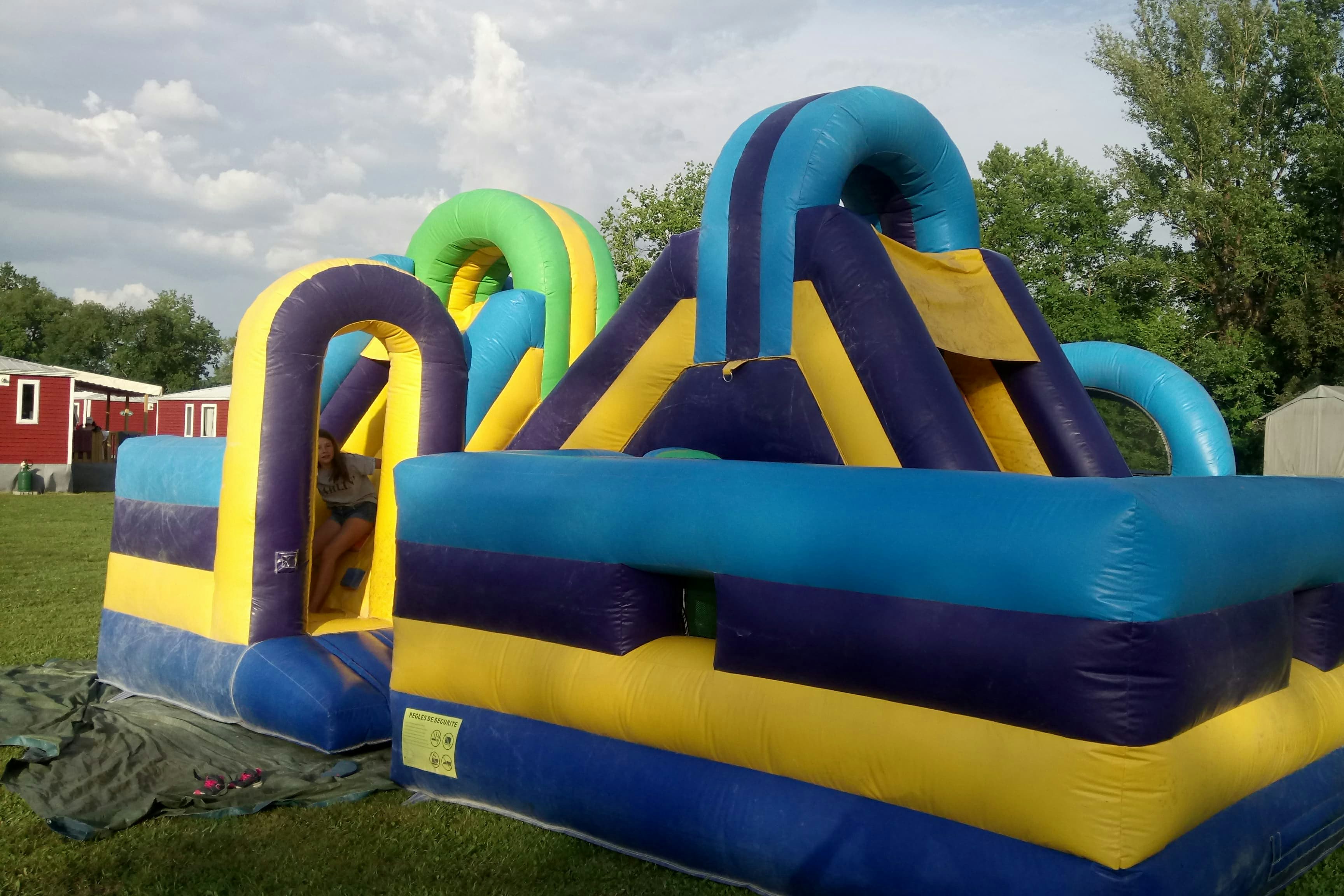 Camping Les Vignes - Hüpftburg auf dem Campingplatz