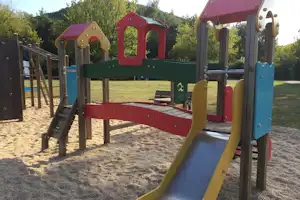 Camping Les Vignes - Spielplatz vom Campingplatz mit Blick auf grüne Hügel