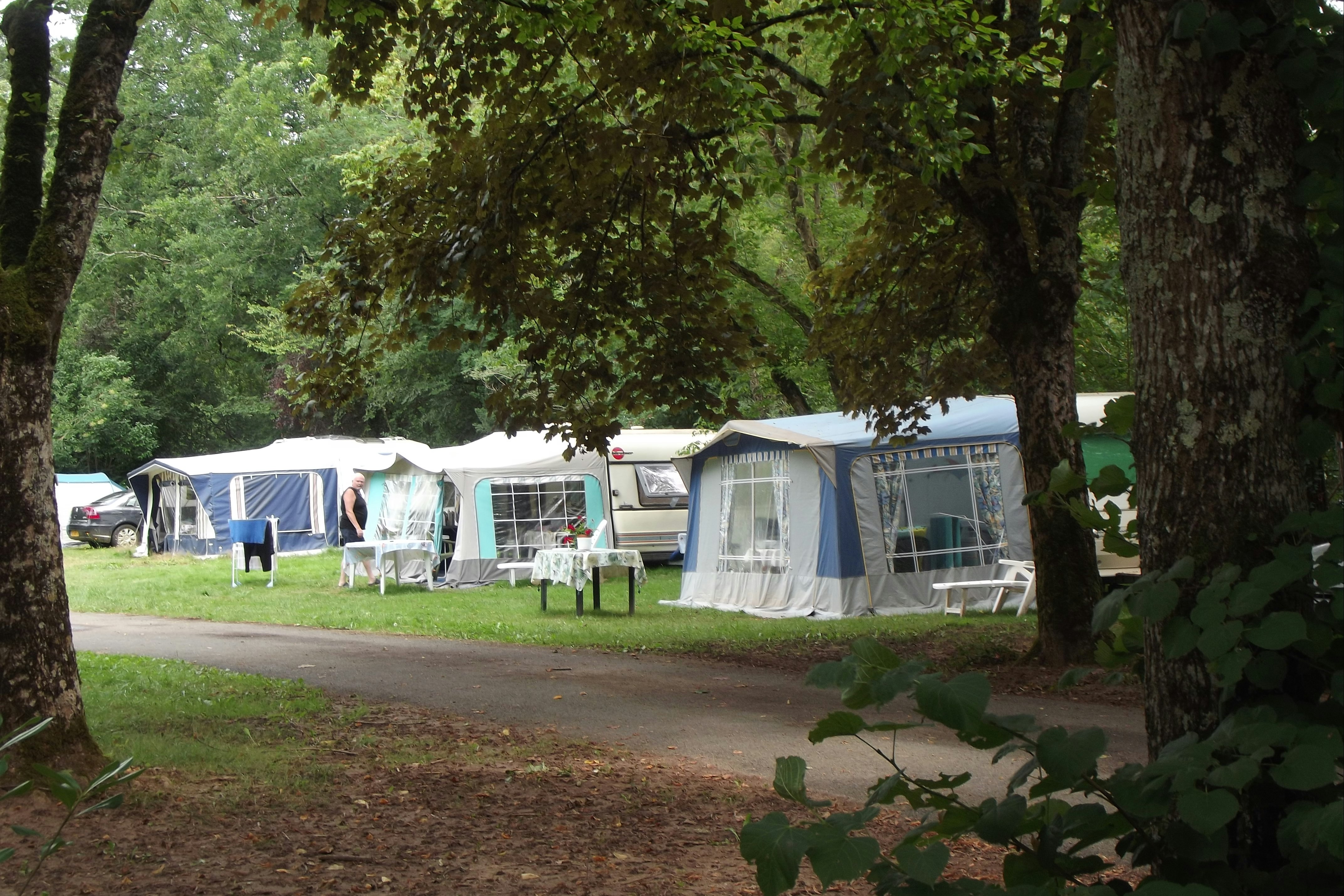 Camping Les Vignes - Wohnmobilstellplatz vom Campingplatz im Grünen zwischen Bäumen 