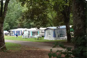 Camping Les Vignes - Wohnmobilstellplatz vom Campingplatz im Grünen zwischen Bäumen