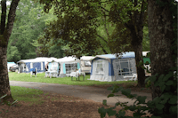 Camping Les Vignes - Wohnmobilstellplatz vom Campingplatz im Grünen zwischen Bäumen 
