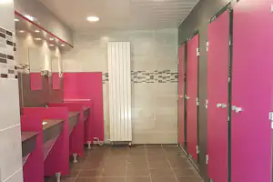 Camping Les Violettes - Sanitärgebäude mit Waschbecken, Spiegel, Toiletten und Duschen