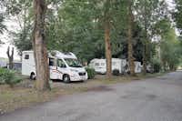 Camping Les Violettes - Stellplätze im Schatten der Bäume