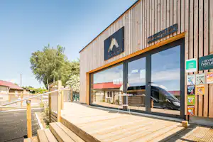 Camping Les Volcans - Außenansicht Rezeption auf dem Campingplatz