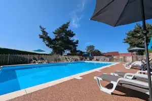 Camping Les Volcans - Poolbereich auf dem Campingplatz