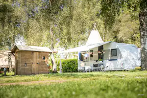 Camping Les Volcans - Wohnmobil auf Standplatz unter Bäumen auf dem Campingplatz