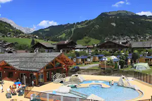 Camping L'Escale - Campingplatz mit Pool und Mobilheimen umgeben von den französischen Alpen