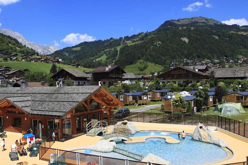 Camping L'Escale  -  Campingplatz mit Pool und Mobilheimen umgeben von den französischen Alpen