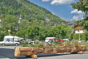 Camping L'Escale - Stellplatz vom Campingplatz auf grüner Wiese und mit Blick auf die Alpen