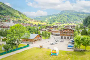 Camping L'Escale - Luftaufnahme des Campingplatzes mit Bergen im Hintergrund