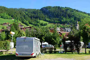 Camping L'Escale - Wohnmobilstellplätze im Grünen auf dem Campingplatz