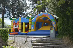 Camping L'escapade - Hüpfburg für Kinder auf dem Campingplatz