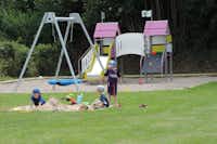Camping L'escapade - Spielplatz für Kinder auf grüner Wiese auf dem Campingplatz