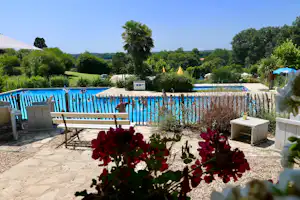 Camping Lestaubière - Blick auf Poolbereich im Grünen auf dem Campingplatz