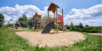 Camping Lestaubière - Kinderspielplatz mit Klettergerüst