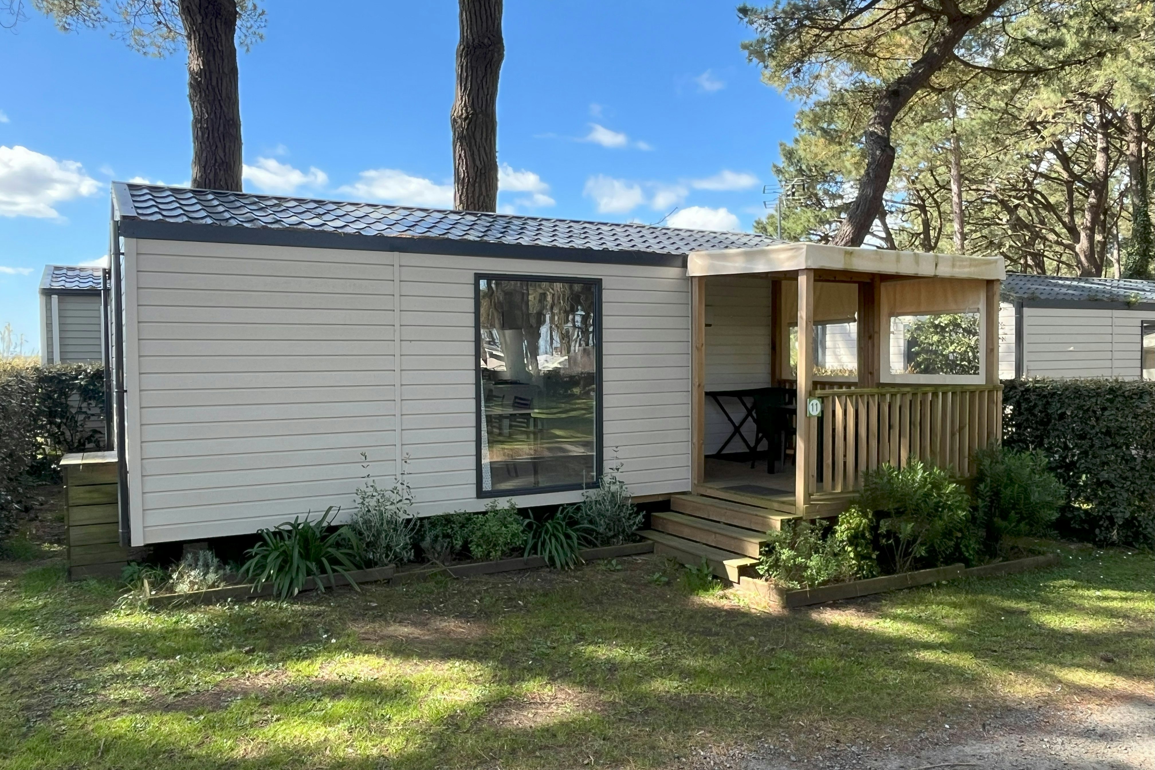Camping l'Estuaire  - Mobilheim mit Terrasse auf dem Campingplatz
