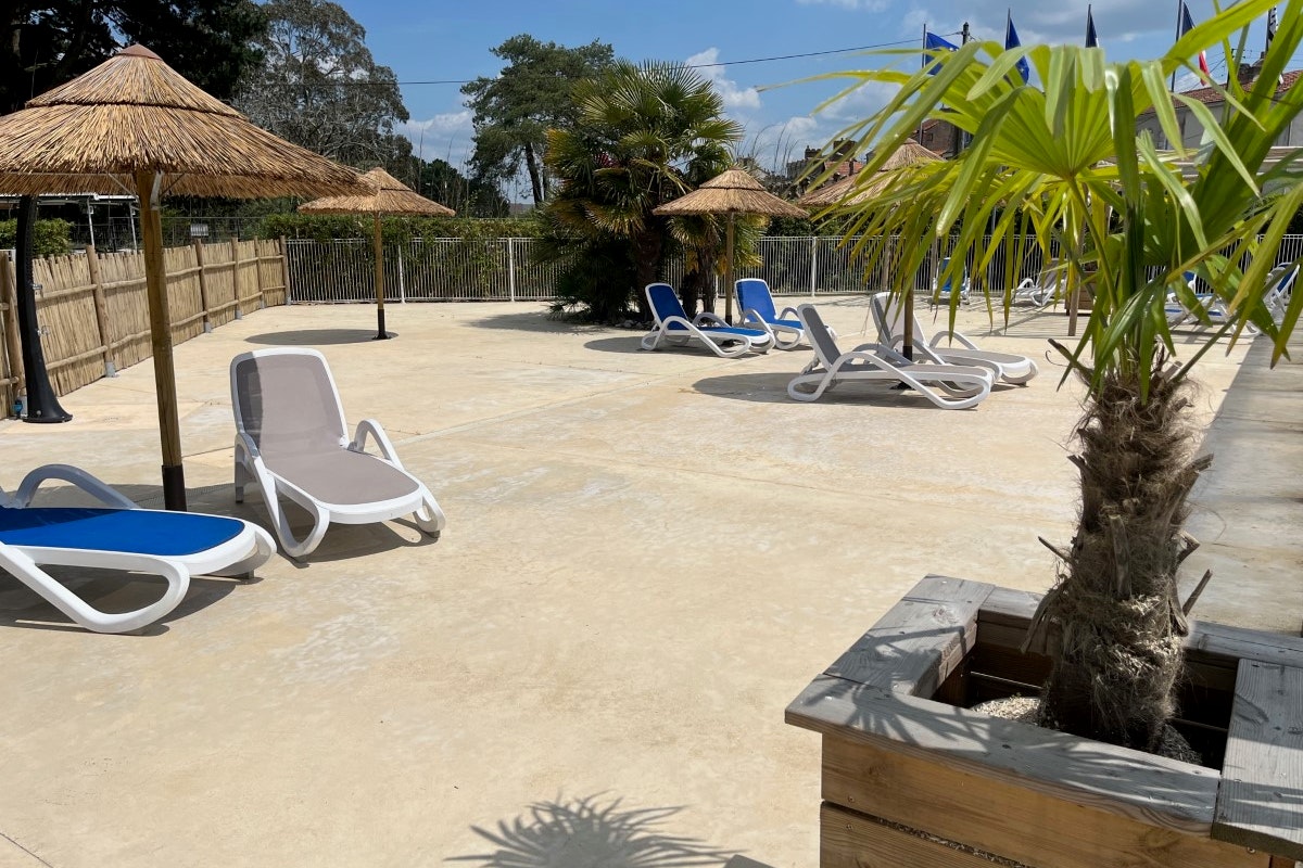 Camping l'Estuaire  - Pool im Freien mit Liegestühlen und Sonnenschirmen