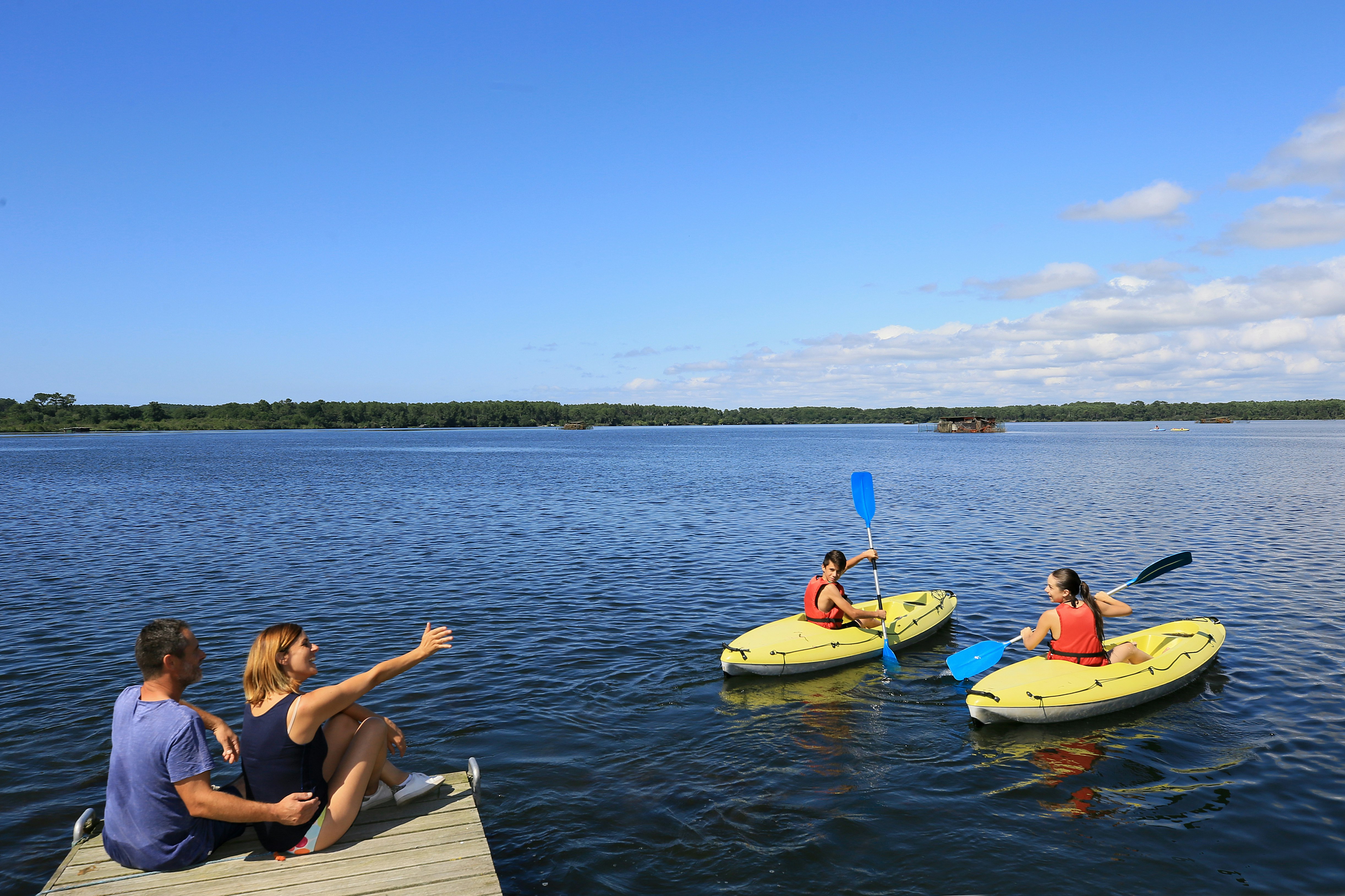 Camping L'Etang Blanc - Badesteg mit Wassersportlern in Kanus