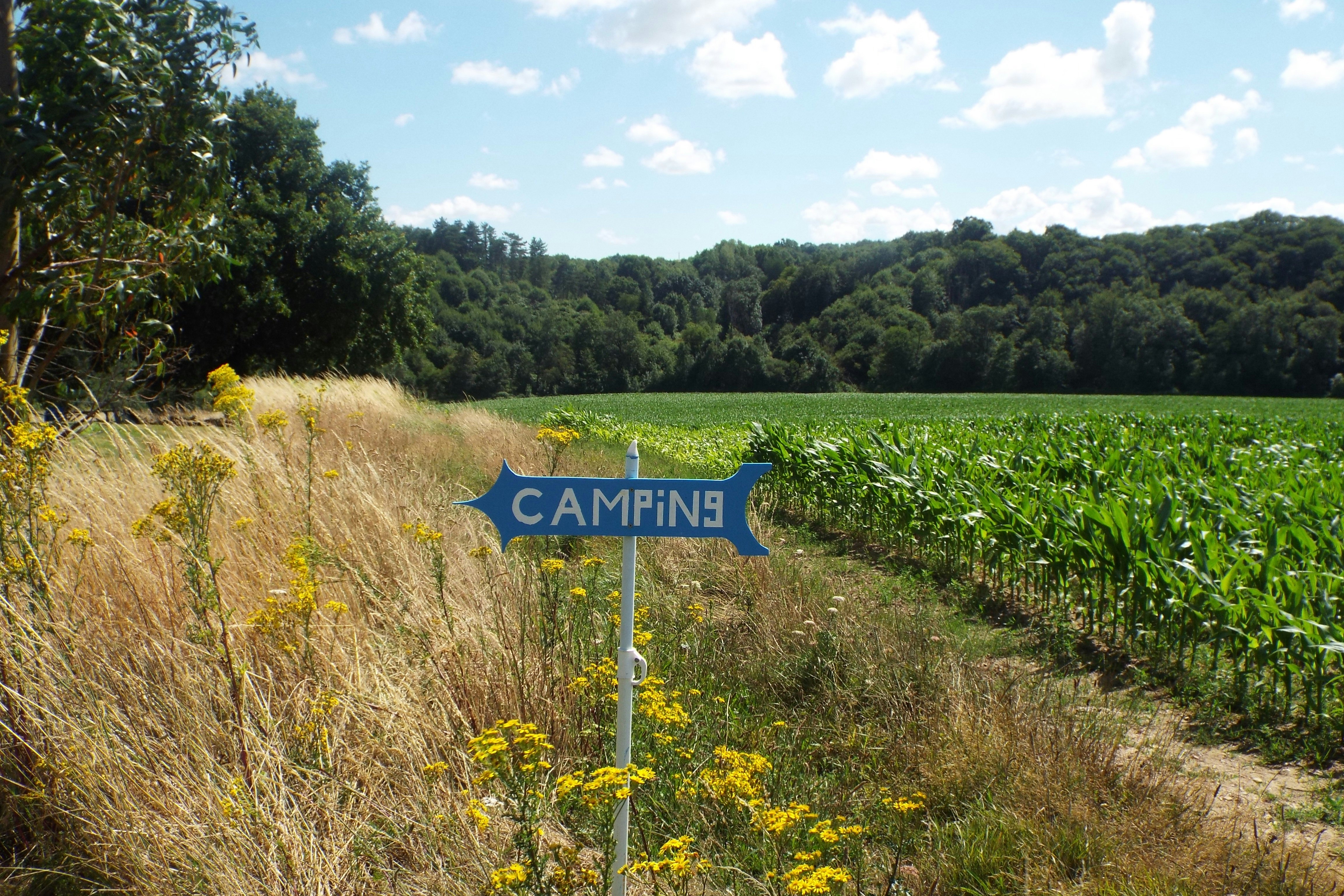 Camping L'Etournerie - Camping Schild auf Wiese