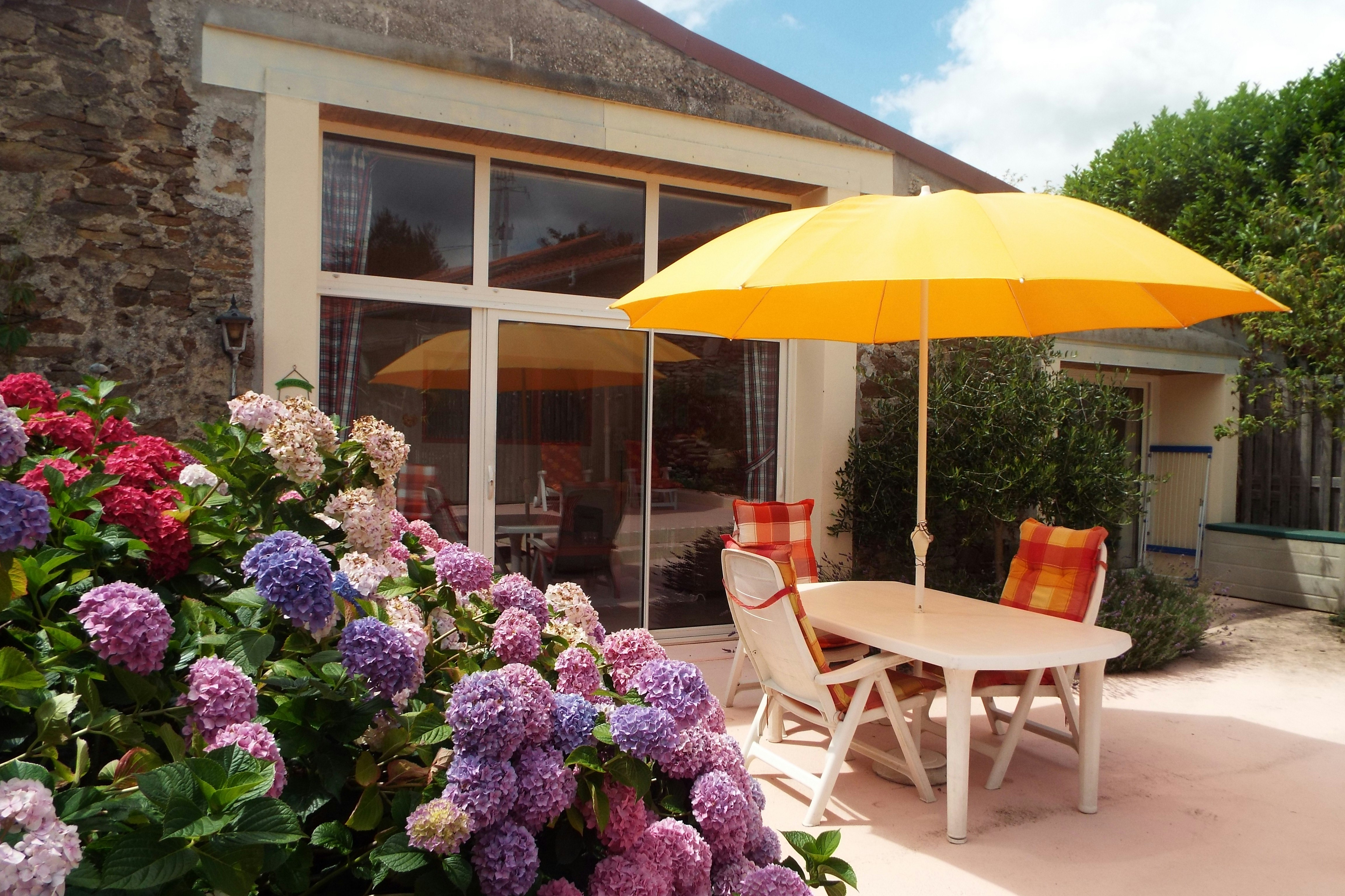 Camping L'Etournerie - Mobilheim mit Terrasse Außenansicht