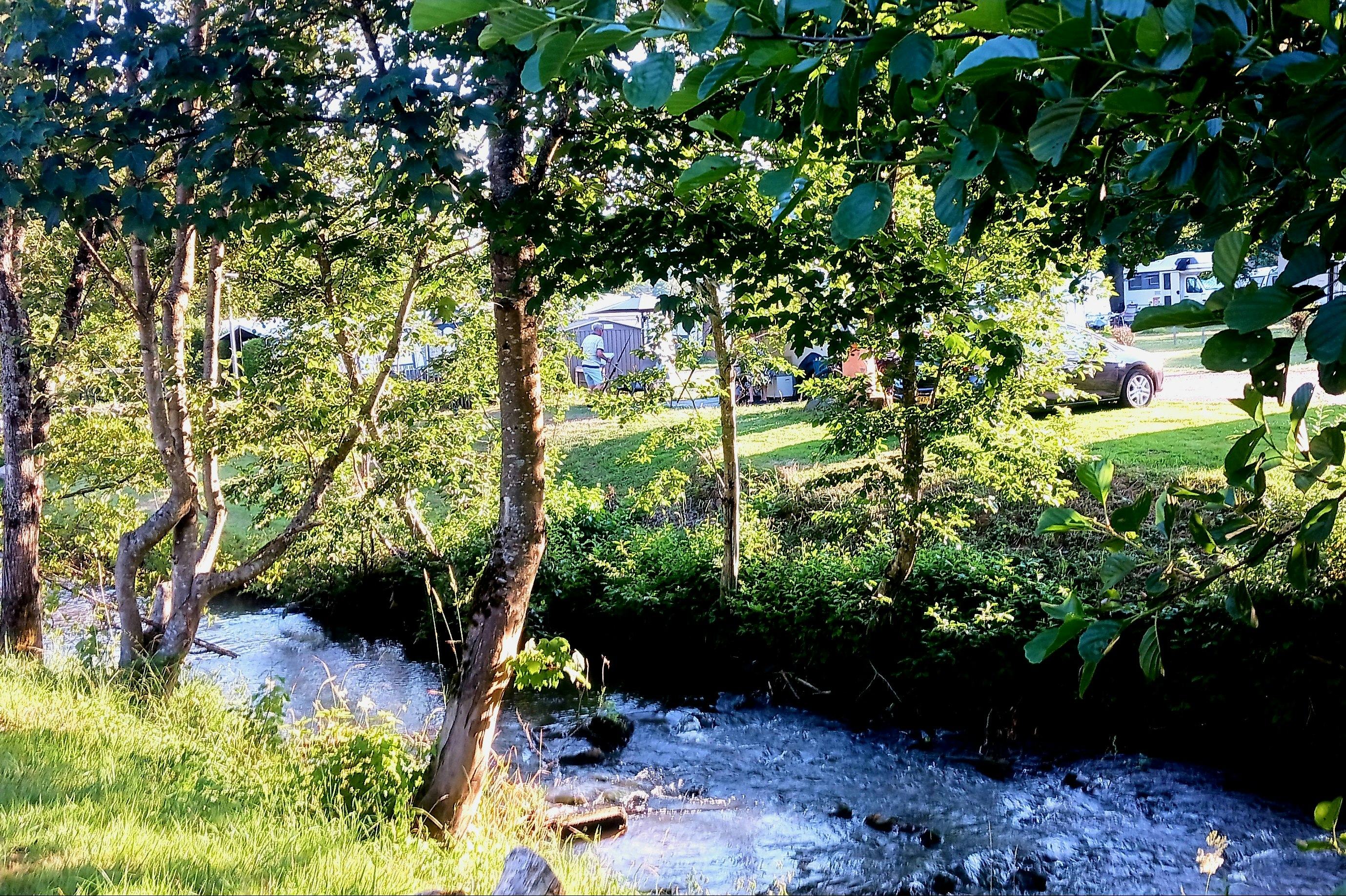 Camping Leukbachtal - Blick auf den Fluss am Campingplatz